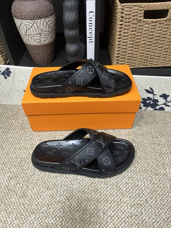 P270🏆Louis Vuitton 🏆[Louis Vuitton] Spring/Summer 2025 [Men's Flip Flops] 🎯🎯As an active family in the fashion industry ⭐ Lv is characterized by bold innovation ⚡Create this casual business style for Chinese fashionable men ✨The fabric is made of imported high-grade cowhide 🔥 Clean and neat ⚡Fashionable and elegant🌹Breathable, sweat-absorbent and deodorant👈So luxurious, high-end and domineering. 👍Must be sold if you repost the picture. Number of yards: 38--46. Color: 🎉 For large quantities. Welcome to repost.